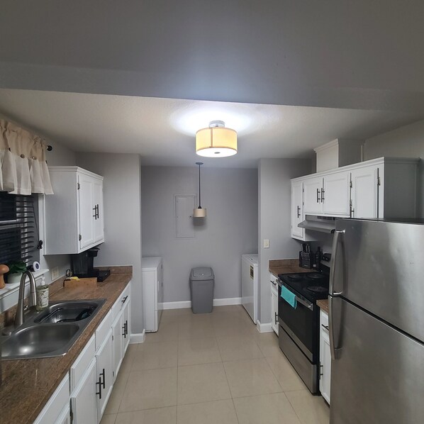 ثلاجة، ميكروويف، فرن، موقد طهي مسطح