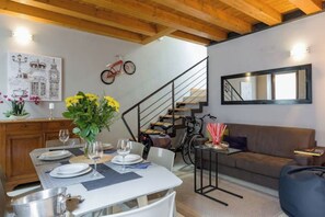 Dining - Penthouse 4 Min to Arena inside fortress wall! (Verona)