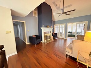 Living area - Southern Living/15 mins frm Arprt/15 mins dwntwn (College Park)