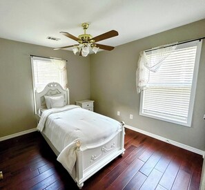 3 bedrooms, iron/ironing board, WiFi, bed sheets