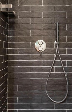 Shower, hair dryer, towels, soap - Gemelli Cozy quiet Home- well connected (Roma)
