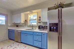 Fridge, microwave, stovetop, dishwasher - Peaceful & Scenic Cottage Near McKenzie River! (Walterville)