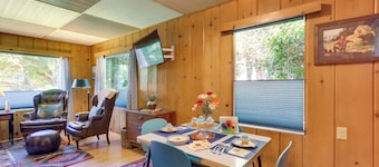 Peaceful & Scenic Cottage Near McKenzie River!