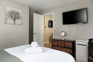 2 slaapkamers, een strijkplank/strijkijzer, gratis wifi, beddengoed