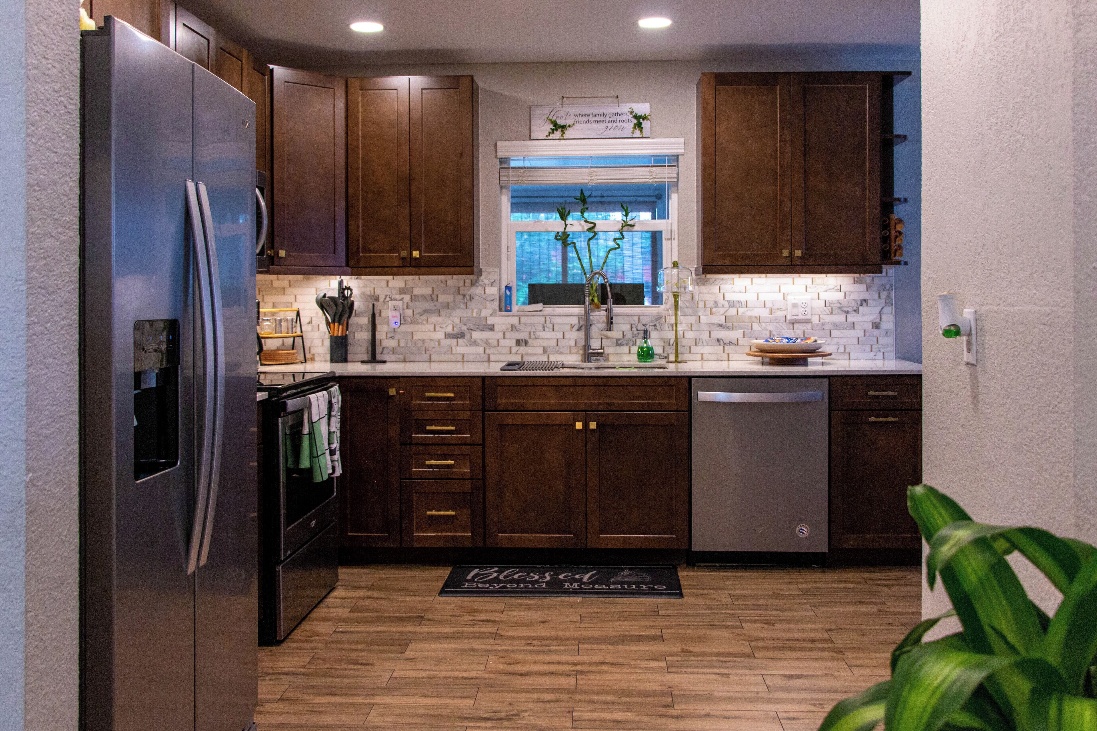 冷蔵庫、電子レンジ、オーブン、コンロ