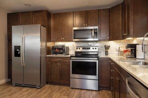 Fridge, microwave, oven, dishwasher - Tropical Retreat / Close to Hard Rock and Beach (Fort Lauderdale)