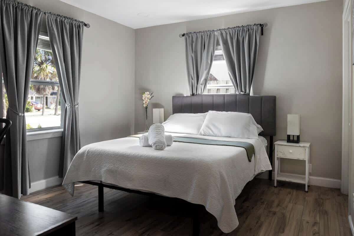 2 habitaciones, tabla de planchar con plancha y cuna de viaje 