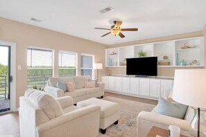 Smart TV - SPACIOUS CONDO BY THE BEACH! 
Beautiful lagoon views and close to restaurants! (Orange Beach)