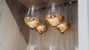 Three heart-shaped glasses on a shelf. - GuestReady - Hideaway in Vauxhall (Liverpool)