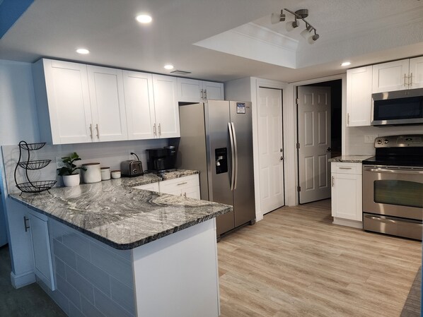 Microondas, horno, parrilla de estufa y lavavajillas 