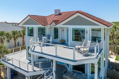 Captain's Oasis: Heated Pool, Putting Green, Ocean Views, Walk to the Beach!