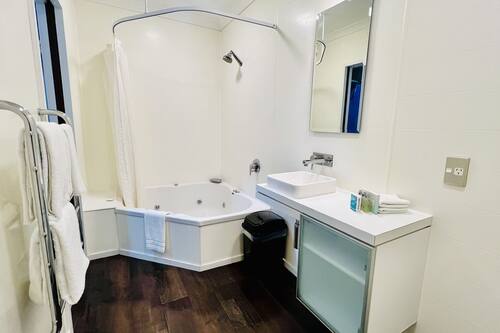 Monolocale Premier, vista lago | Bagno | Asciugacapelli, asciugamani, sapone, shampoo