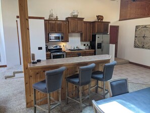 Jääkaappi, mikroaaltouuni, uuni, liesi