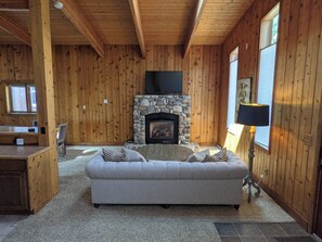 Smart TV, fireplace