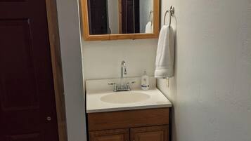 SĂšche-cheveux, serviettes fournies, savon, shampoing