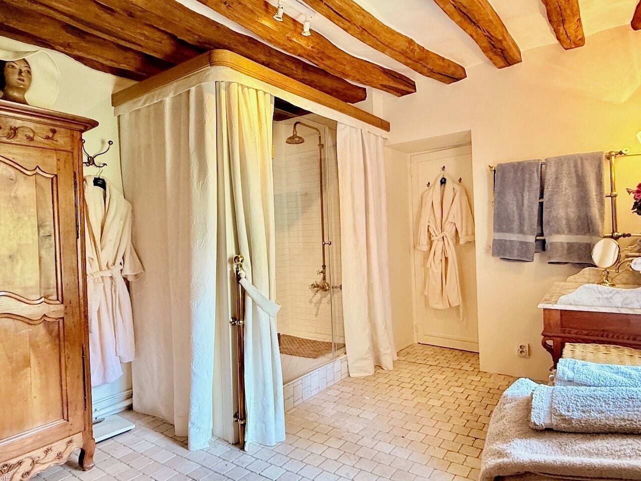 Douche, sèche-cheveux, bidet, serviettes fournies