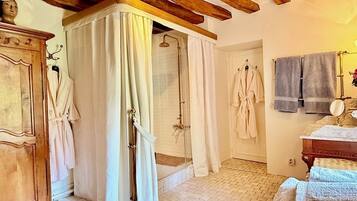 Douche, sĂšche-cheveux, bidet, serviettes fournies