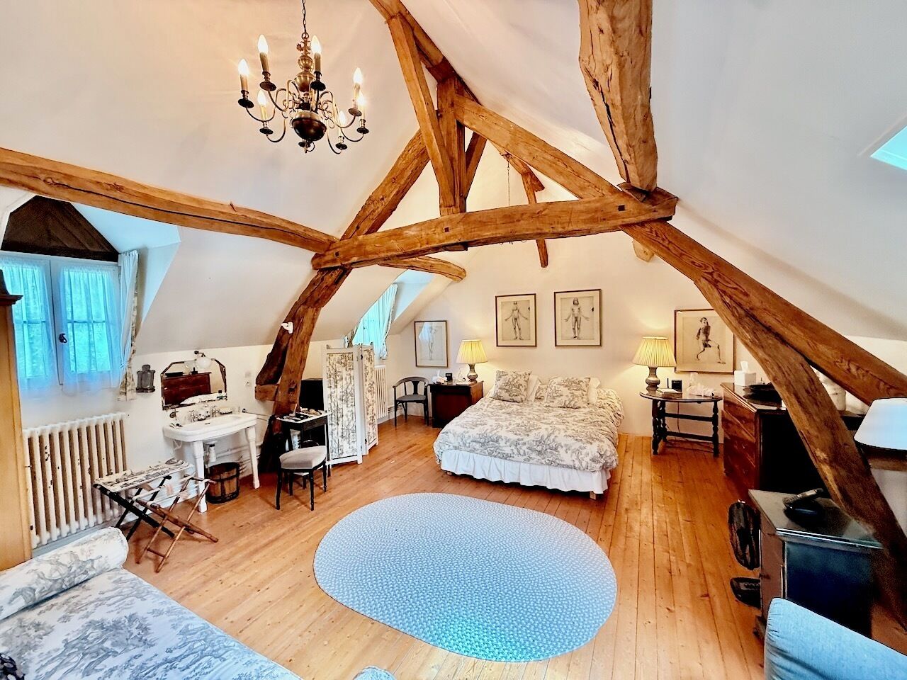 8 bedrooms, iron/ironing board, WiFi, bed sheets