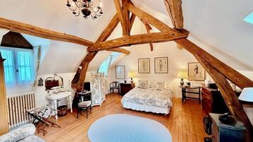 8 bedrooms, iron/ironing board, WiFi, bed sheets