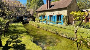 A stone building with blue shutters, a small garden, and a narrow water channel. - Elegant Mill Compound, 1 hr from Paris. Sleep 20, Events for 50 - an extra fee. (Méréville)