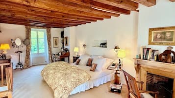 11 bedrooms, iron/ironing board, free WiFi, bed sheets