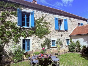 Outdoor dining - Romantic Mill for 20 guests 1 hr from Paris. Gym. Jacuzzi. Privacy, Art Retreats (Méréville)
