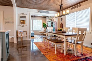 Dining - Anna Maria Aloha – Beach Block Cottage, Steps to Gulf, Outdoor Living, Pet OK (Anna Maria)