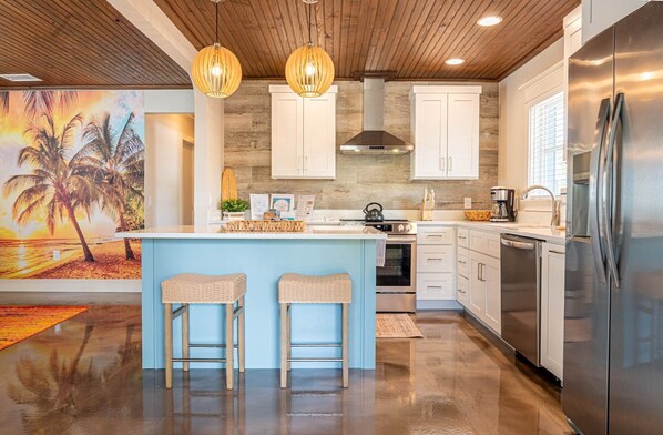 Fridge, microwave, oven, stovetop - Anna Maria Aloha – Beach Block Cottage, Steps to Gulf, Outdoor Living, Pet OK (Anna Maria)