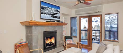 Smart TV, fireplace