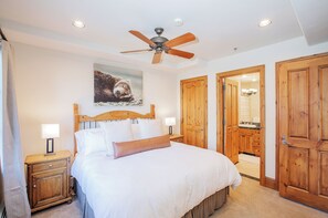 A bedroom with a wooden bed, a ceiling fan, and wooden doors. - Charlie's Slopeside: Ski-In/Out, BC Village, Remodeled Kitchen + AC, Sleeps 6, Walk to Everything (Beaver Creek)