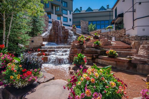 Best location BC village, Ski In Out, Steps to Ski School, Shops, Restaurants 