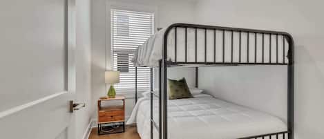 4 bedrooms, iron/ironing board, WiFi, bed sheets