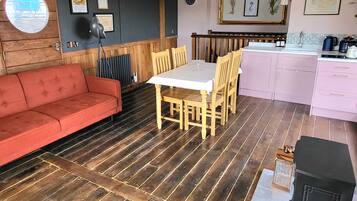 Traditional Apartment, Ensuite, Marina View | Living area | 32-inch Smart TV with digital channels