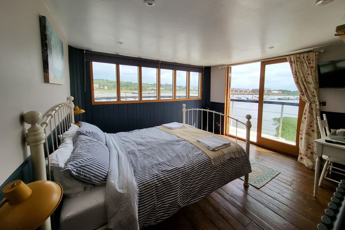 Superior Double Room, Ensuite, Marina View | 1 bedroom, free WiFi, bed sheets