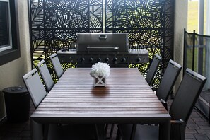 Outdoor dining - Luxurious 8-room Resort Near Disney With Water Park (Davenport)