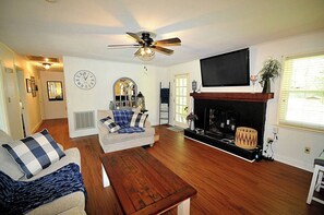 Smart TV - Cozy Charlotte Home near 485 (Mint Hill)