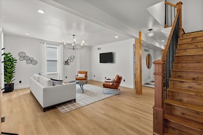 Smart TV, books - Wine Country Getaway | 3BR Near Hermann Wineries & Katy Trail | Washington MO (Washington)
