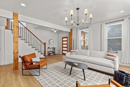 Smart TV, books. Wine Country Getaway | 3BR Near Hermann Wineries & Katy Trail | Washington MO