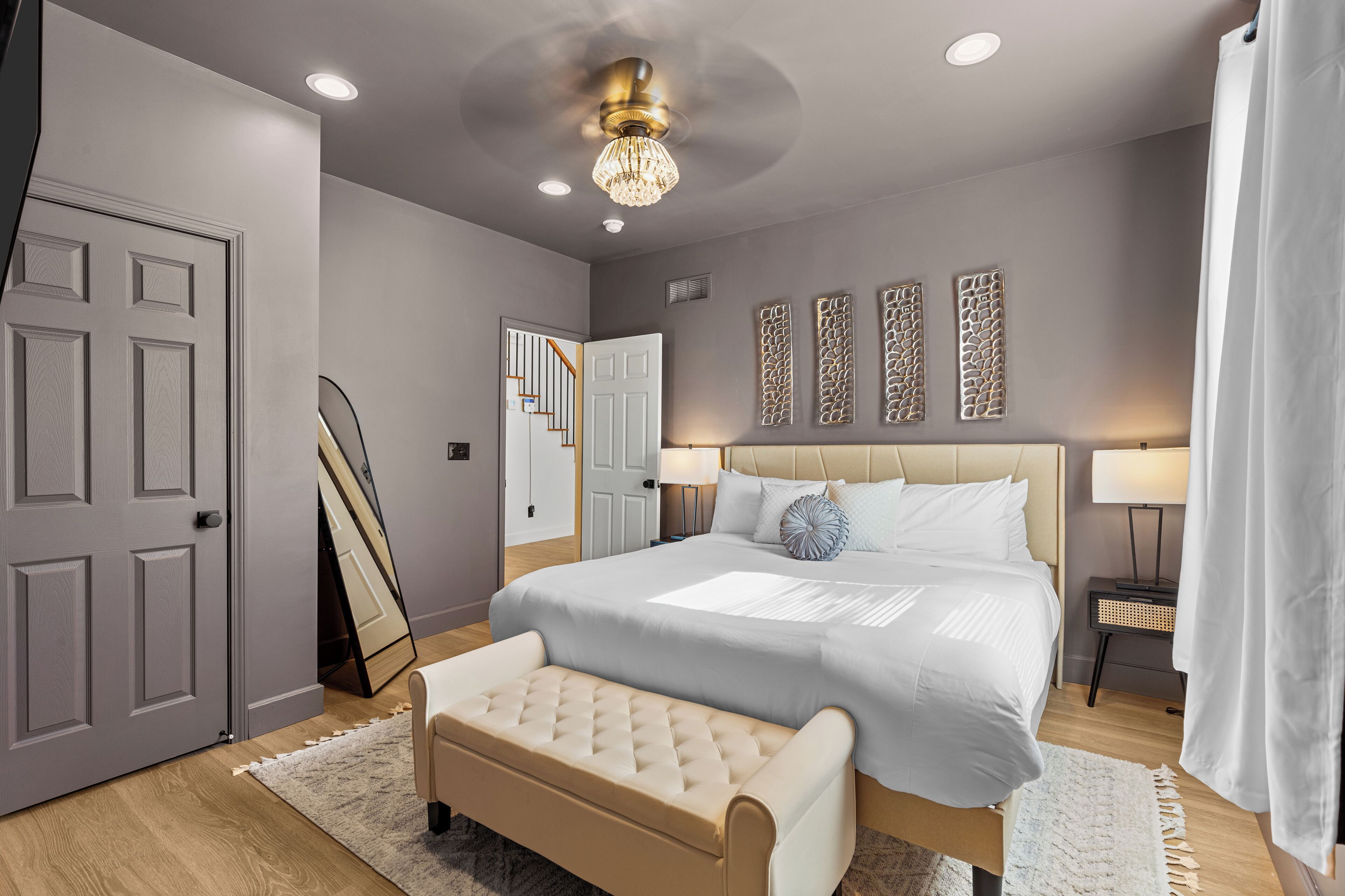 3 chambres, bureau, fer et planche à repasser, lit parapluie