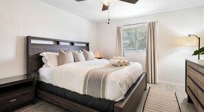 3 bedrooms, desk, iron/ironing board, travel cot - Modern Farmhouse, Families Welcome! Private Backyard! (Cape Coral)