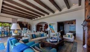 Televisión, chimenea, estéreo y oficina 