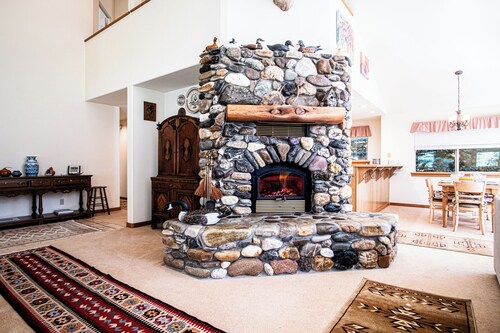 Sunflower Lane - 4BD Sun Valley Retreat + Resort Amenities