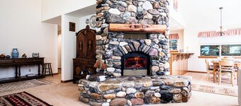 Sunflower Lane - 4BD Sun Valley Retreat + Resort Amenities