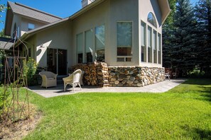 Terrace/patio - Sunflower Lane - 4BD Sun Valley Retreat + Resort Amenities (Sun Valley)