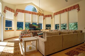 Interior - Sunflower Lane - 4BD Sun Valley Retreat + Resort Amenities (Sun Valley)