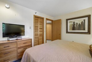 King Bedroom with TV - Unwind with a king bed, TV, dresser and closet storage for a comfortable stay. - Make Yourself at Home D18 (Killington)