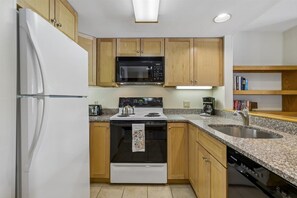 Private kitchen - 2 bedroom Ski-in condo with pool, hot tub, and EV chargers (Killington)