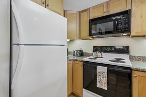 Fully Equipped Kitchen - The kitchen includes a full-size refrigerator, range, microwave and plenty of cabinetry for preparing meals during your stay. - Make Yourself at Home D18 (Killington)