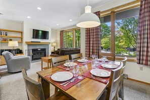 Dining - 2 bedroom Ski-in condo with pool, hot tub, and EV chargers (Killington)