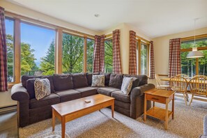 TV, fireplace, foosball, table tennis - Inviting Country Setting with access to sports center, pool, hot tub - Highridge D18 (Killington)